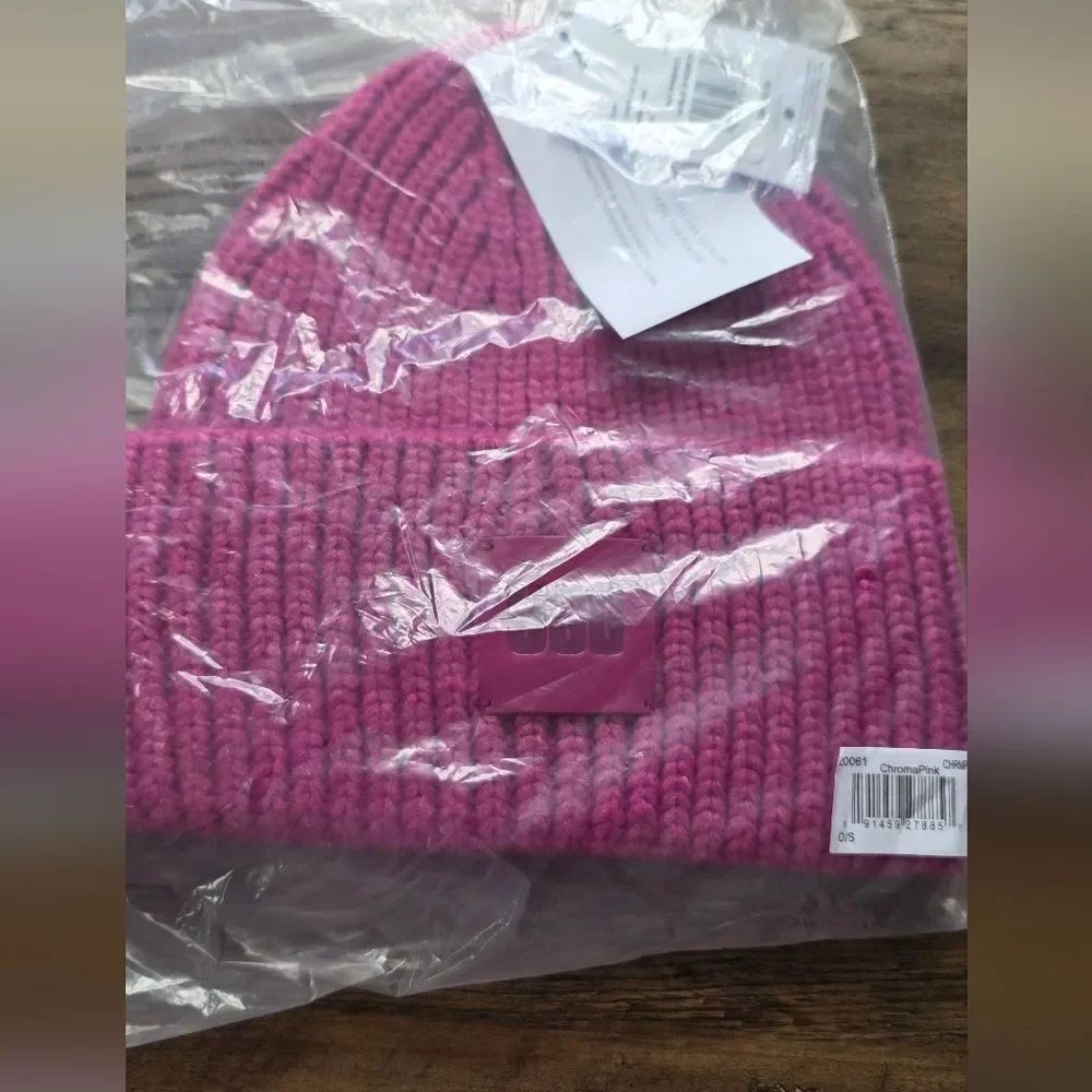 UGG Chunky Rib Beanie - Picture 3 of 3